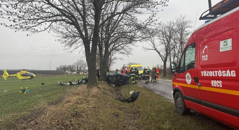 Helyszíni fotók a kocsi tragédiáról: így emelték ki a szétroncsolt autót