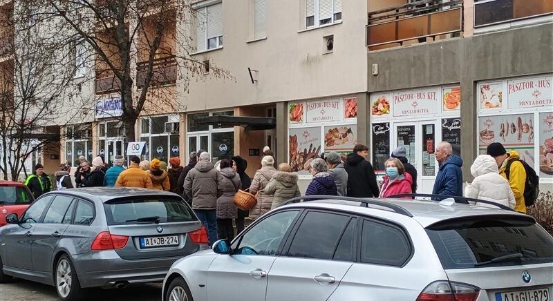 Erődemonstráció Egerben: a TISZA pultjainál tömegek állnak sorban, míg Pajtók Gábor plakáttengerében úszik a város