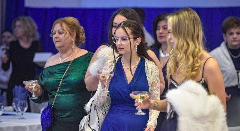 A főigazgató alig ismert rá a báli ruhában pompázó beosztottjaira