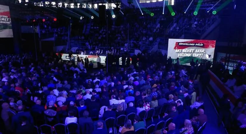 Itt vannak az első fotók a békéscsabai Háborúellenes Gyűlésről