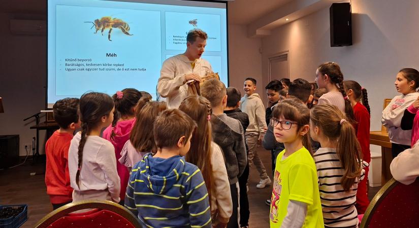 Mézzel csalogatták az óvodásokat a Meszlényi iskolába