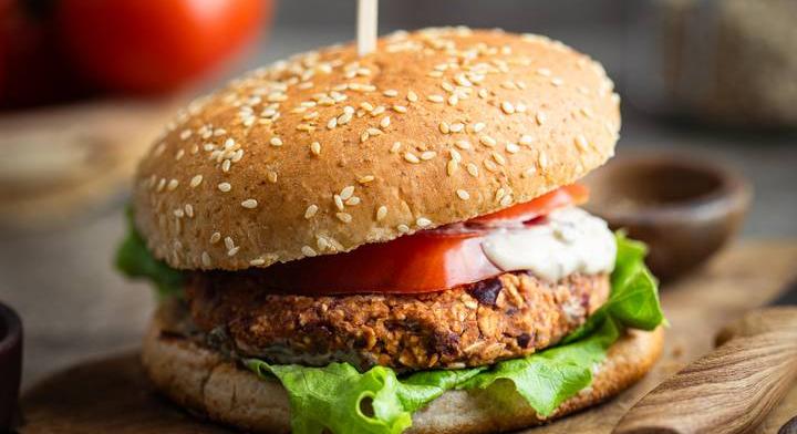 Isteni hamburgerpogácsa feketebabból: laktató, vegán street food