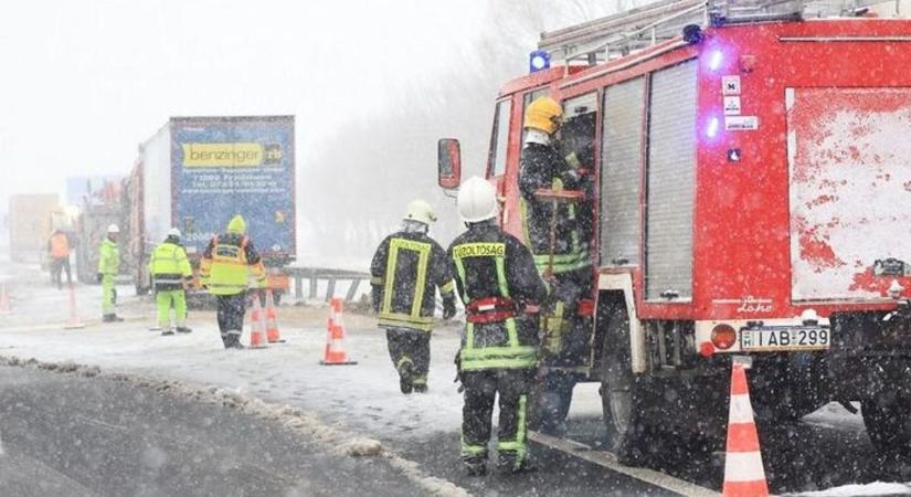 Ilyen volt az éjszakai műszak a tűzoltóknál: megsüllyedt, árokba csúszott járművek megyeszerte
