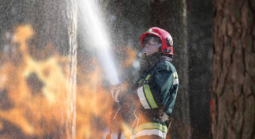 Az erdőtüzek miatt kiürítenek egy települést Ausztráliában