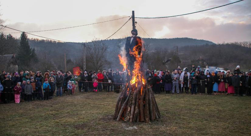 Eltemették Farsang Ferkót Tokodon – látványos műsorral búcsúztatták a telet