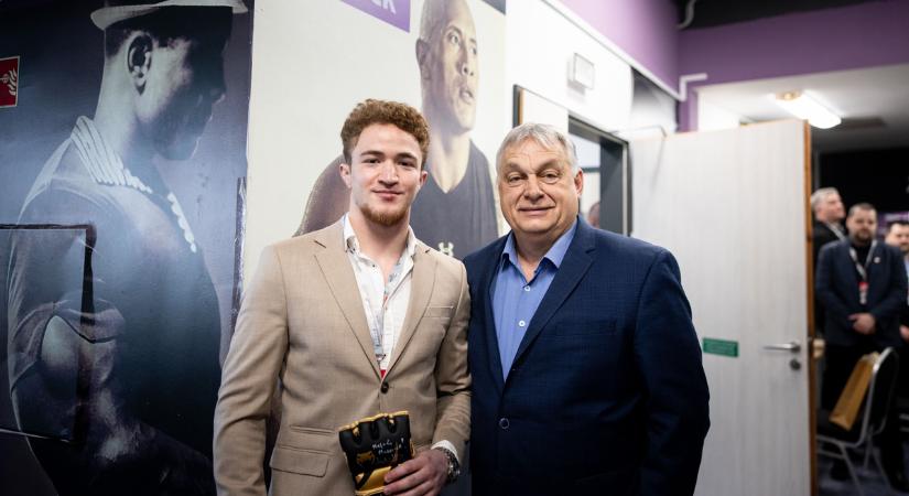 Megérkezett Orbán Viktor is: Rókával futott össze a Háborúellenes Gyűlésen - Fotó!