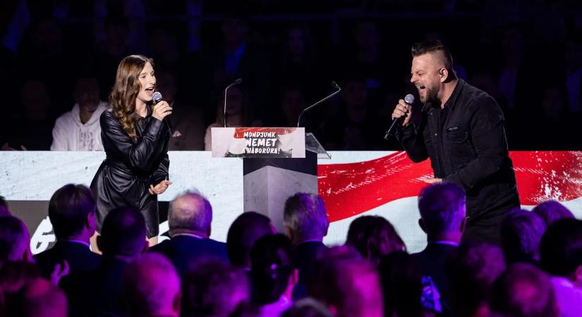 Gudics Máté és Tóth Abigél óriásit énekelt a Háborúellenes Gyűlés színpadán!
