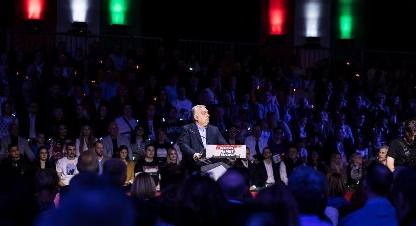 Zsúfolásig megtelt a sportcsarnok Békéscsabán, a digitális polgári körök háborúellenes gyűlésén – frissül