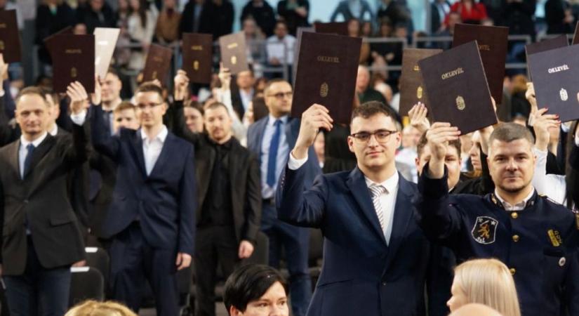 201 friss végzős búcsúzott – Ilyen volt a diplomaosztó ünnepség a DUE-n (képgalériával)