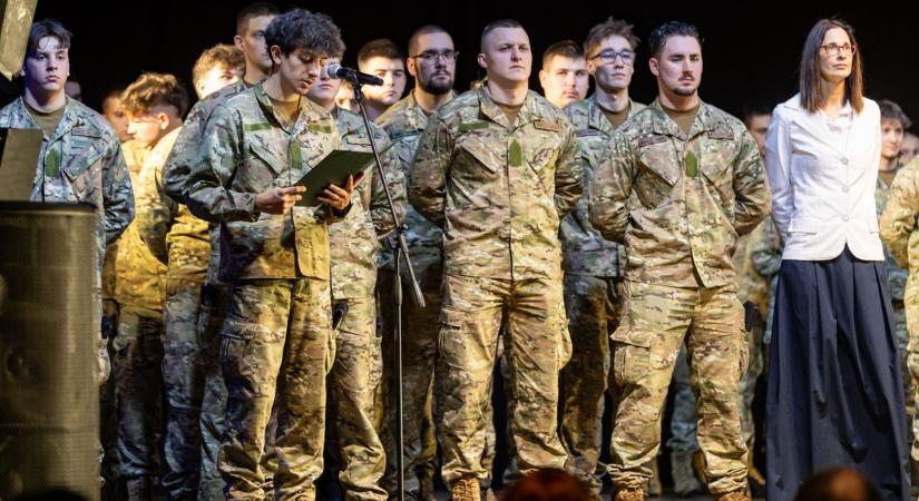 Ünnepélyes bevonulás, katonás fegyelem és megható pillanatok – szalagavató a Monostori Erődben  galéria