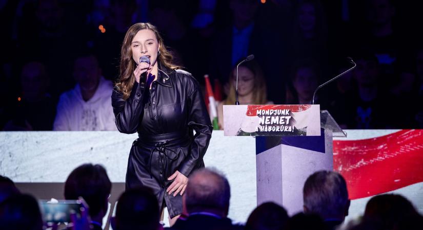 Tóth Abigél hangja egész Magyarországot megszólította a Háborúellenes Gyűlés színpadán!