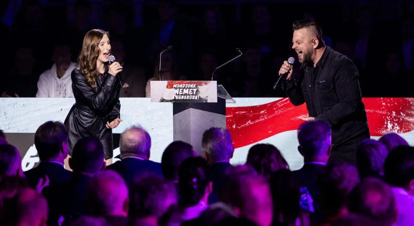Gudics Máté és Tóth Abigél óriásit énekelt a Háborúellenes Gyűlés színpadán