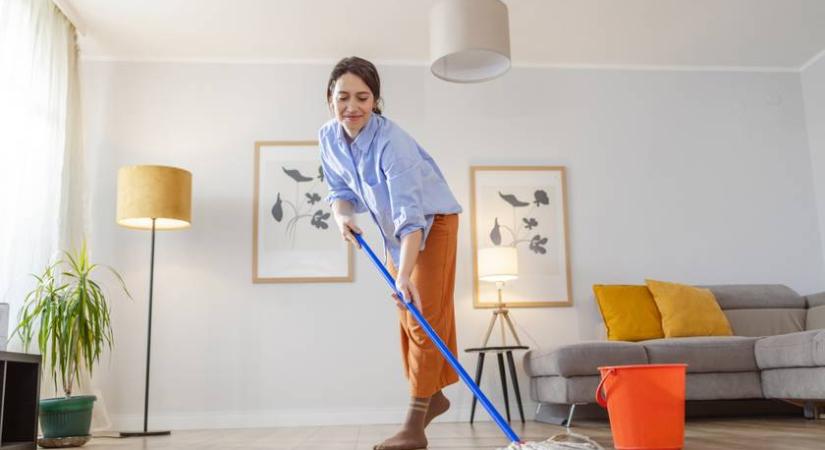 Ezt az 5 dolgot add a felmosóvízhez, és ragyogni fog a padló: friss illatú lesz a lakás