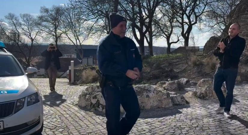 „És akkor a Mester 9065 végleg kilép” – Megható pillanatok egy legendás tihanyi rendőr búcsúján (videó)