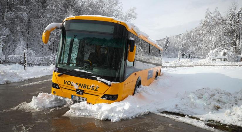 Kidőlt villanyoszlop, árokba borult busz - Dél-Vas településeit járjuk