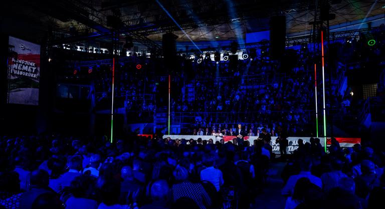 Lázár János Magyar Péternek: Azt üzenjük, aki felszív egy csíkot, az húzza el a csíkot