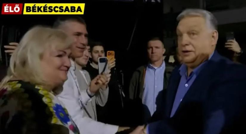 Szétszedi a tömeg Orbán Viktort