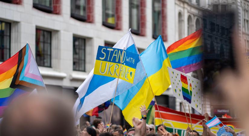 Ukrajnának el kell ismernie az azonos neműek házasságát és védenie kell az LMBTQ jogokat az EU tagságért