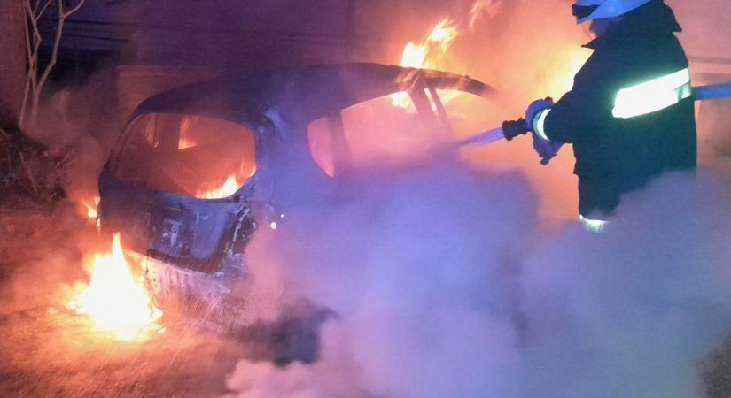 Kigyulladt Nyírmadán egy autó, a lángok átterjedtek a lakóházra is
