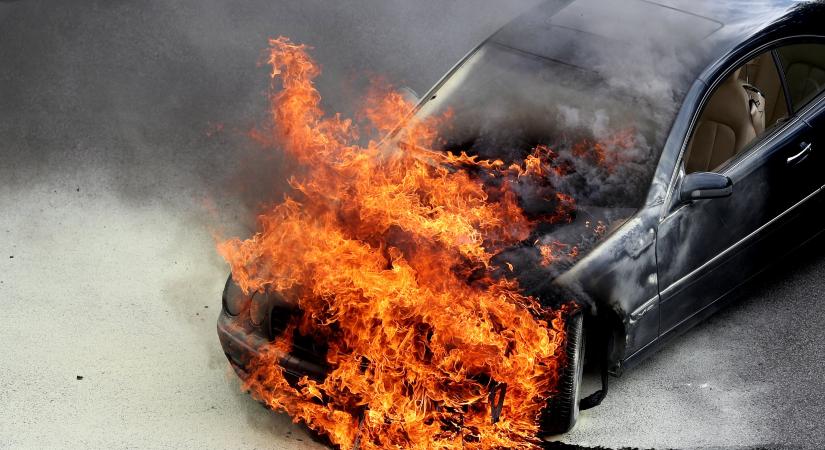 Felgyújtottak egy autót Budapesten