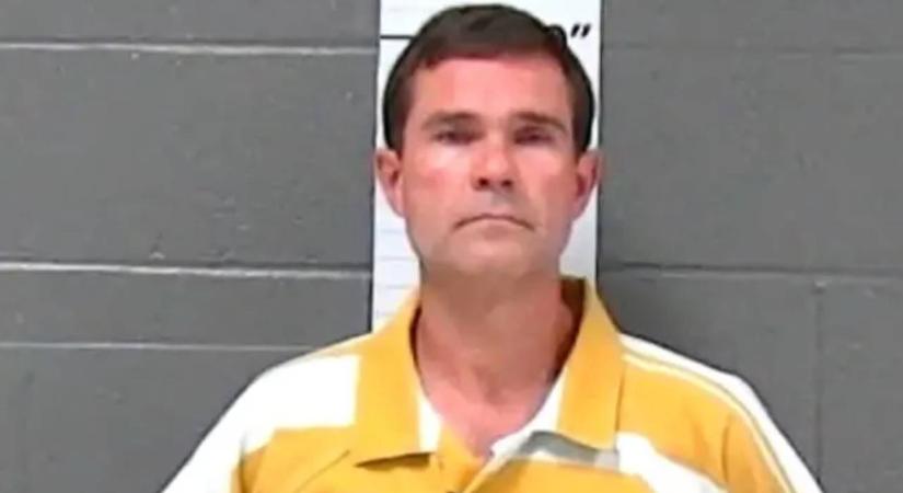 Rajtakapták a polgármestert, hogy egy tinilány bugyiját szagolgatja