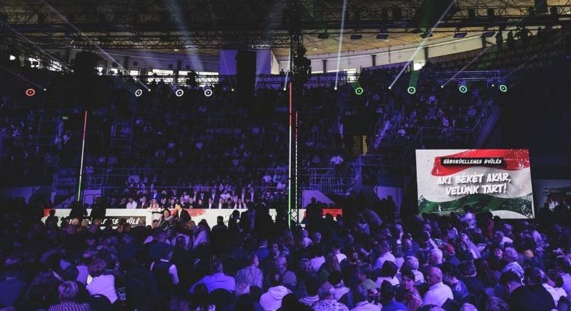 Zsúfolásig megtelt a sportcsarnok a békéscsabai háborúellenes gyűlésen – frissül