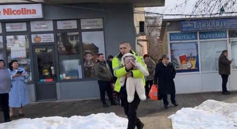 Helyi rendőr mentett ki egy csecsemőt egy kigyulladt tömbházból (VIDEÓ)