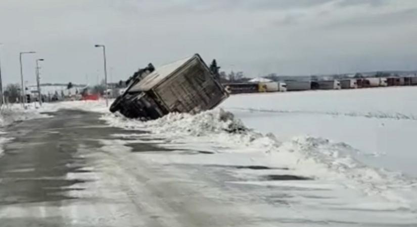 Bük környékén is jegesek, csúsznak az utak - Elakadt kamion is akadályozza a forgalmat