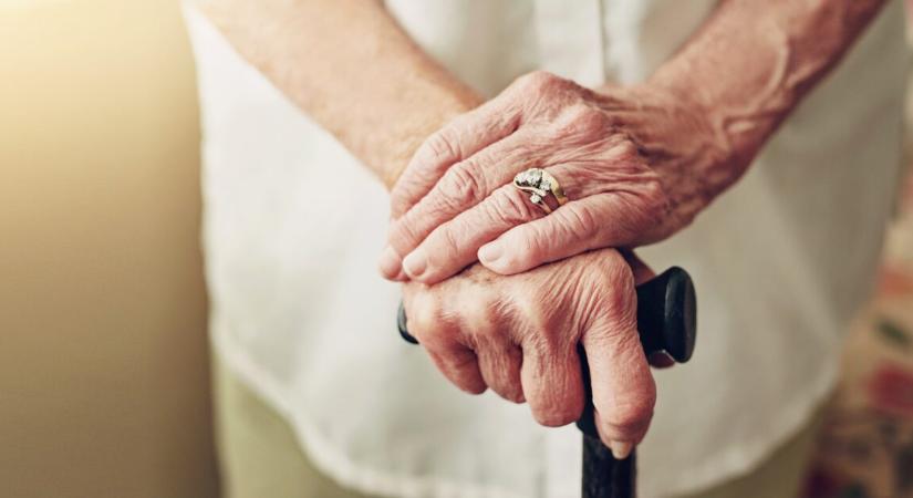 Szívtelen támadás ért egy 88 éves nyugdíjast az utcán – bejelentést tett a rendőrség