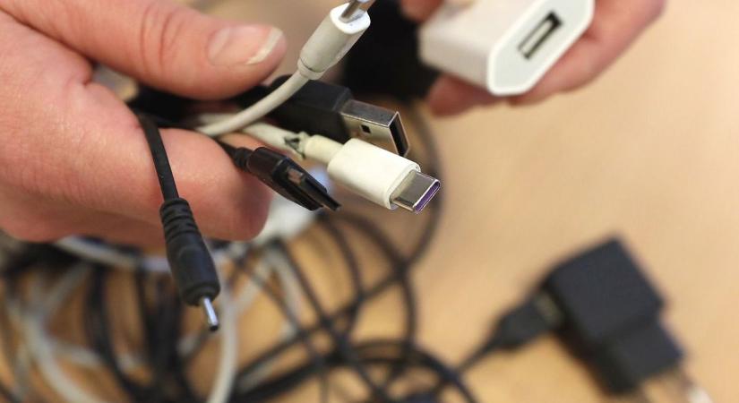 Veszélyes mobiltöltőkre bukkant a hatóság