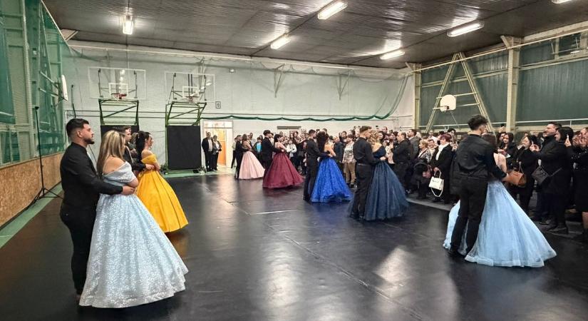 Szalagavató a Lampingban: tánccal ünnepeltek a végzős kaposvári diákok – fotó