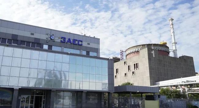 A NAÜ figyelmeztet: kritikus a helyzet a Zaporizzsjai Atomerőműnél, a reaktor az utolsó hálózati vonalon működik