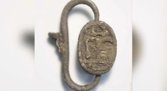 Egy apró szkarabeusz árnyalja Szardínia kereskedelmi kapcsolatait