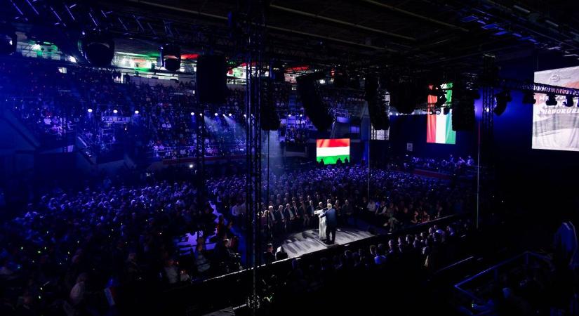 Elképesztő fogadtatásban részesült Orbán Viktor a viharsarki Háborúellenes Gyűlésen (GALÉRIA)