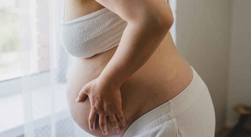 Terhesen azt mondták neki, csak fülzúgás – később kiderült, agydaganata van