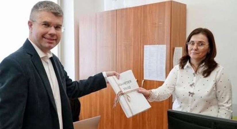 Észak-Vasban Ágh Péter adta le elsőként az ajánlóíveket