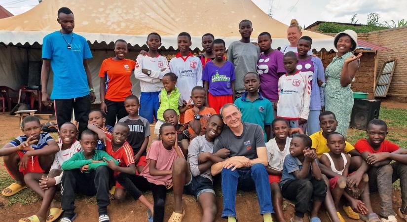 Afrikai gyerekek éneklik magyarul a KFT slágerét! Ruanda és Zala egy célért...