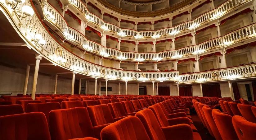 Leégett Nápoly történelmi színháza, a Sannazaro