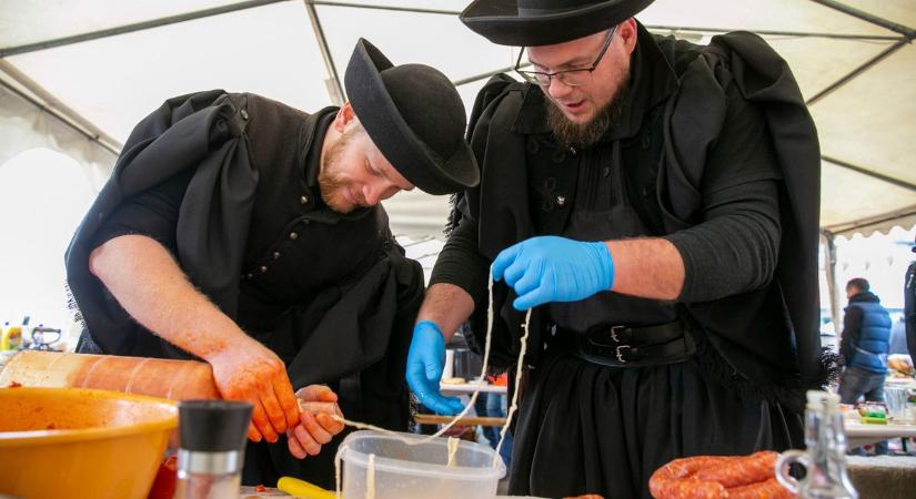 Így mulattak a ballószögi kolbásztöltő versenyen – fotók, videó