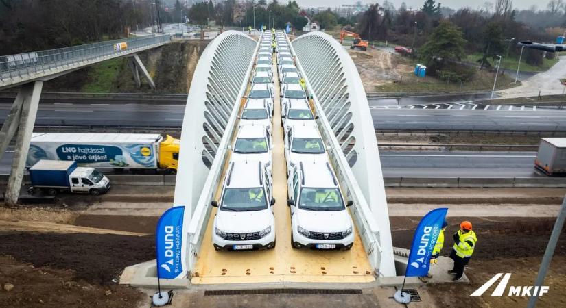 Ötven tonnányi autót engedtek rá az M7-esnél épült új hídra – meg is lett az eredménye