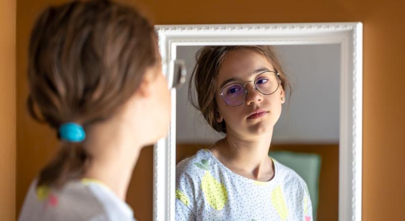 Azt akarták, hogy másmilyen legyen – Szülei kényszerítették gyermekkorában plasztikai műtétre