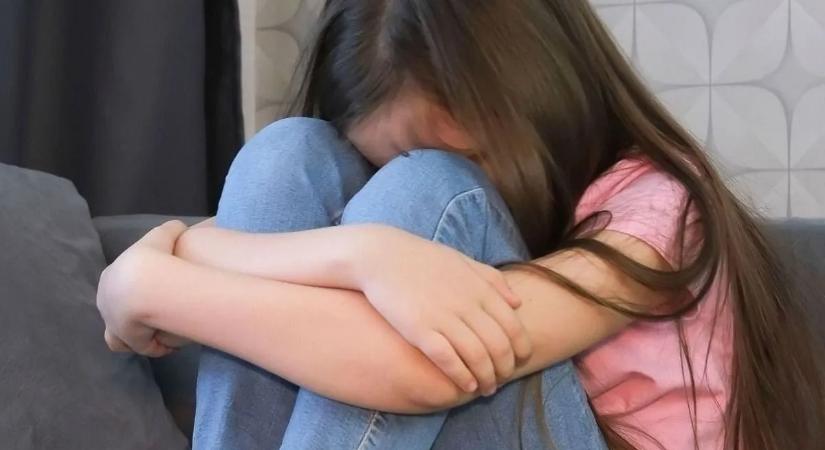 Megverte és megerőszakolta 15 éves nevelt lányát egy dorogi férfi, megdöbbentő ítélet született