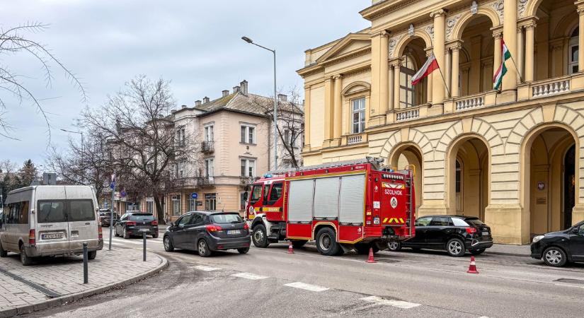 Súlyos sérülésekkel szállították kórházba a Szolnoki Törvényszék felújításánál megsérült munkást