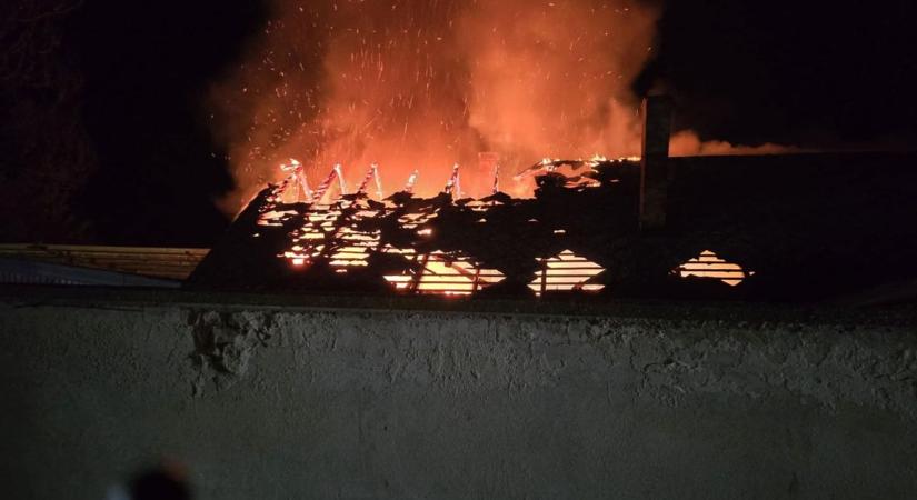 Kigyulladt egy épület, három helyről érkeztek a tűzoltók oltani  fotók