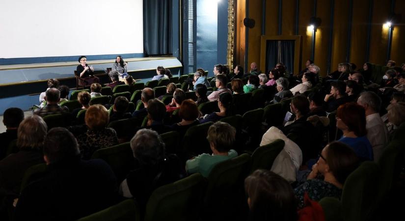 Európa egyik legjobb színésznője érkezett Debrecenbe!