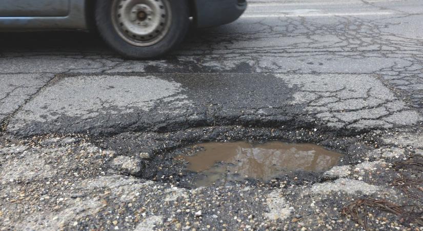 Kátyú okozott kárt? Így lehet bejelenteni a kárigényt lépésről lépésre