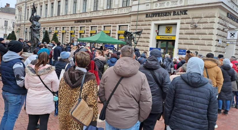 Sorok álltak a Tisza Párt aláírásgyűjtő pultjainál, a Fideszéit sok helyen látni se lehetett