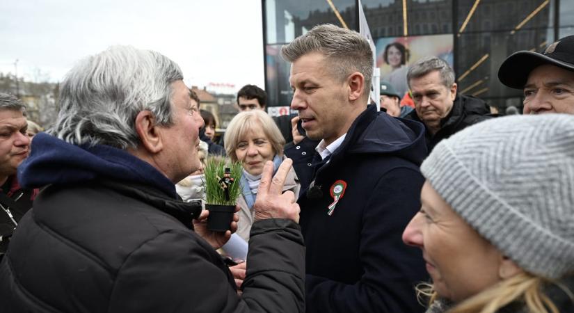 Magyar Péter: A Tisza elsőként leadta mind a 106 körzetben az ajánlásokat