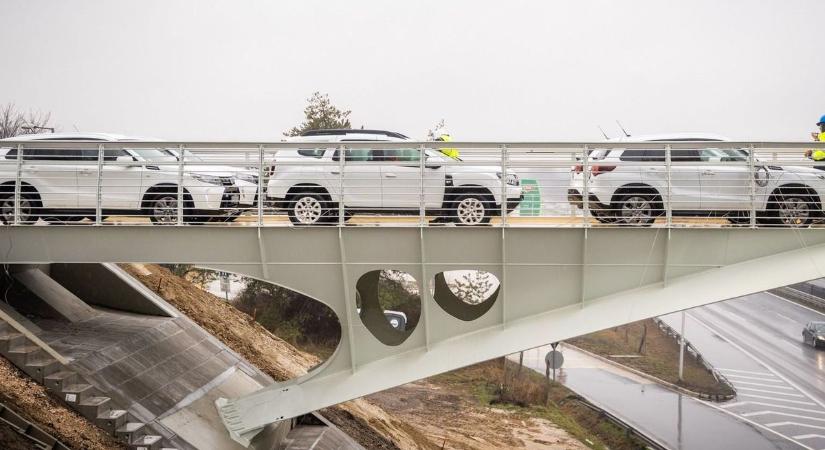 Több mint harminc autót tereltek egyszerre az új magyarországi hídra – volt mit mérni a mérnököknek
