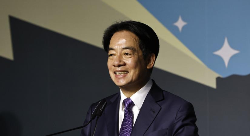 Nyilvános ünnepségen hányták le az államfőt – videó